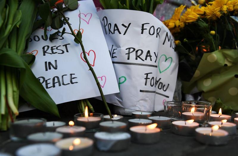 Duizenden herdenken aanslag in Manchester