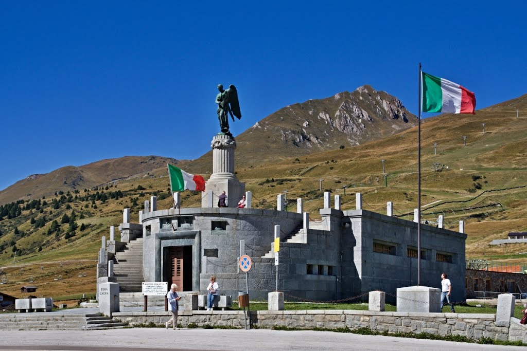 Een monument bovenop de Tonale (Foto: Panoramio)