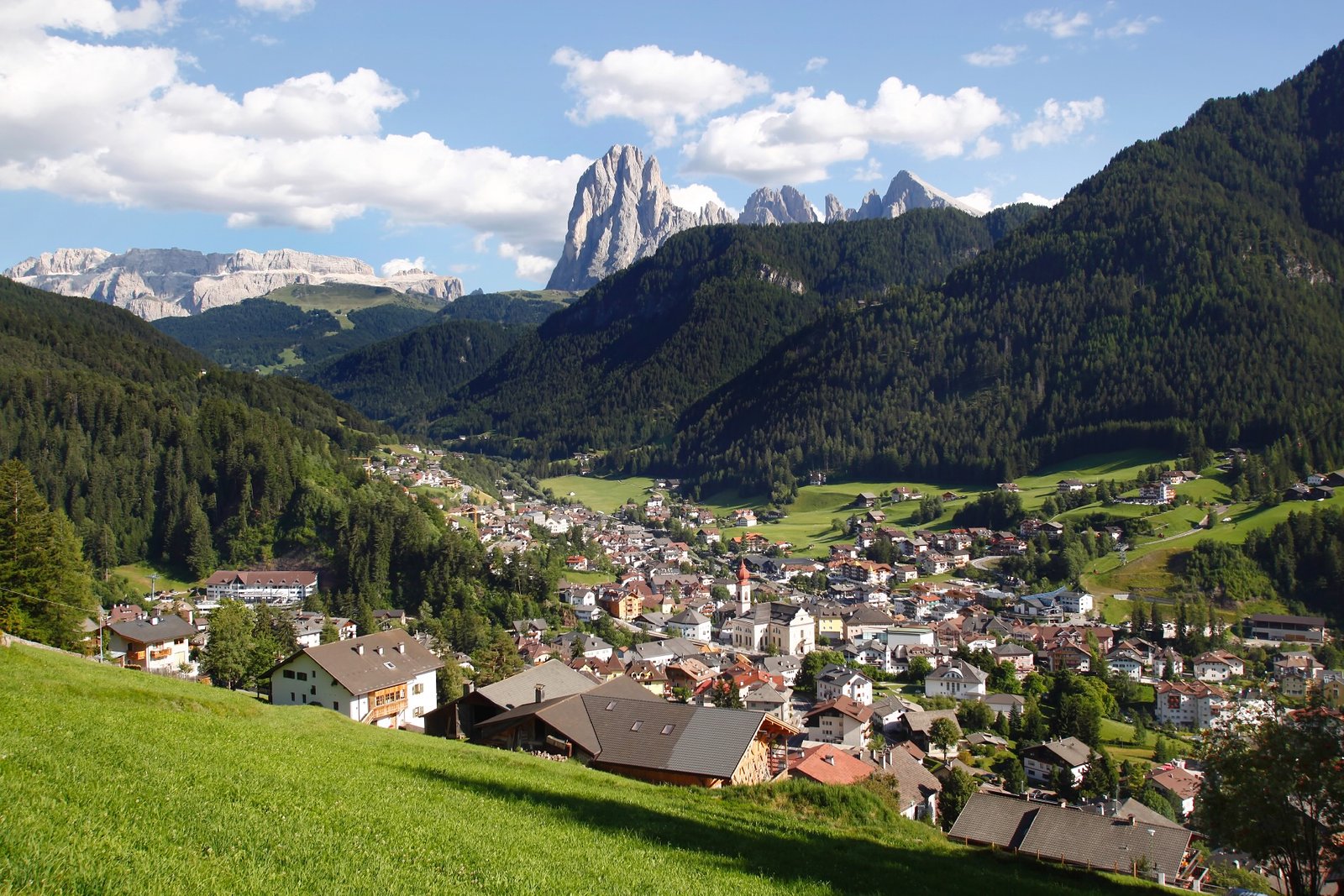 Ortisei/St. Ulrich ligt er prachtig bij (Foto: Panoramio)