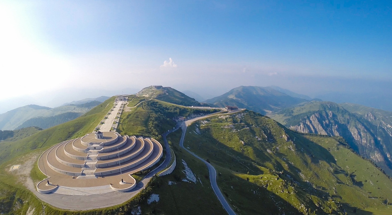 Het prachtige monument op de Grappa (Foto: Panoramio)