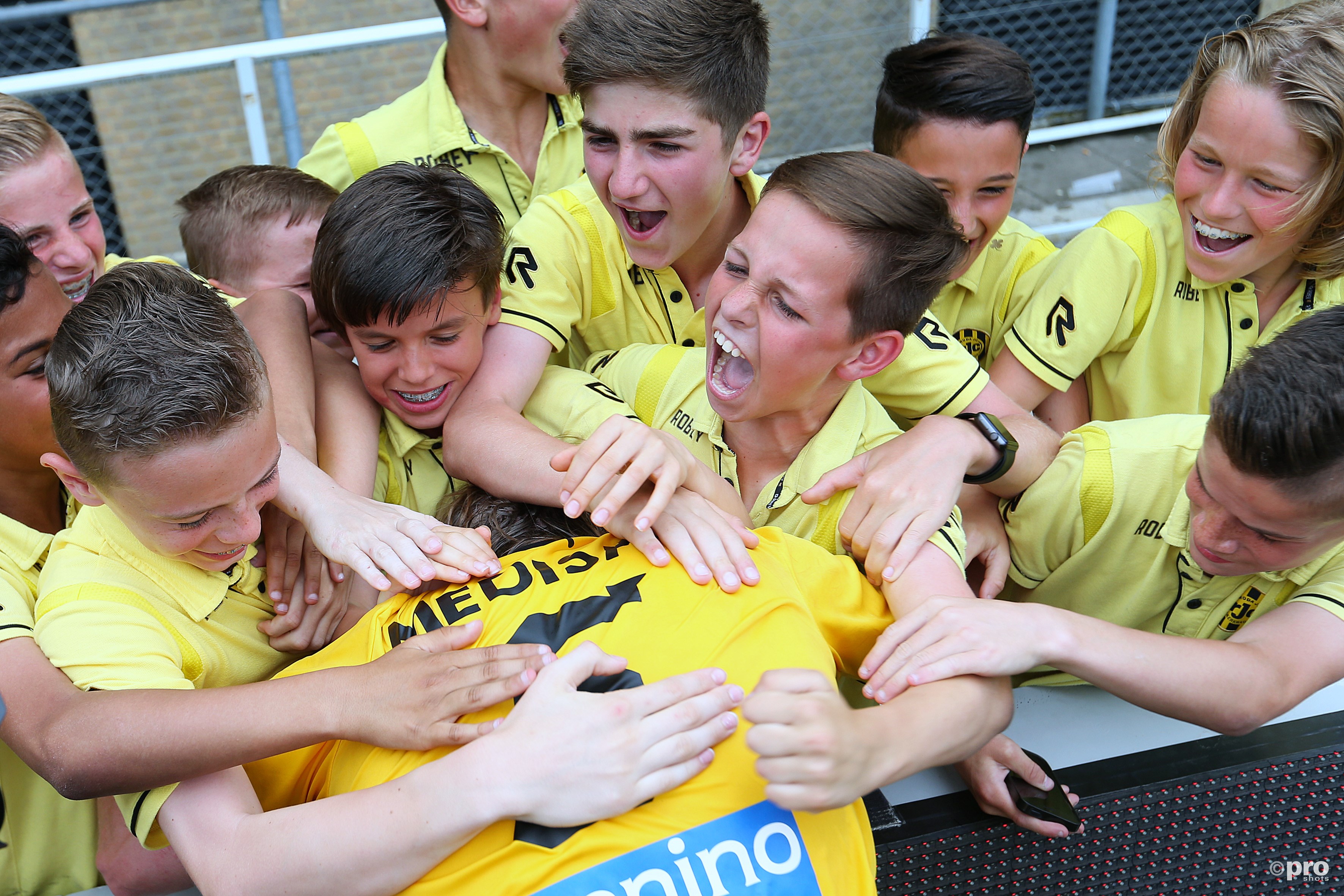 Roda JC-speler Nathan Rutjes bedolven onder de jeugdspelers. (PRO SHOTS/Henk Korzelius)