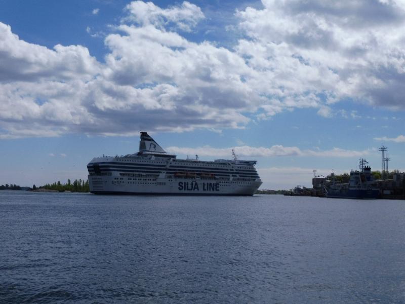 Een cruiseschip in de haven van Helsinki (Foto: qltel)