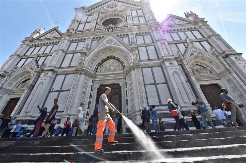 Florence zet water in tegen mensenmassa