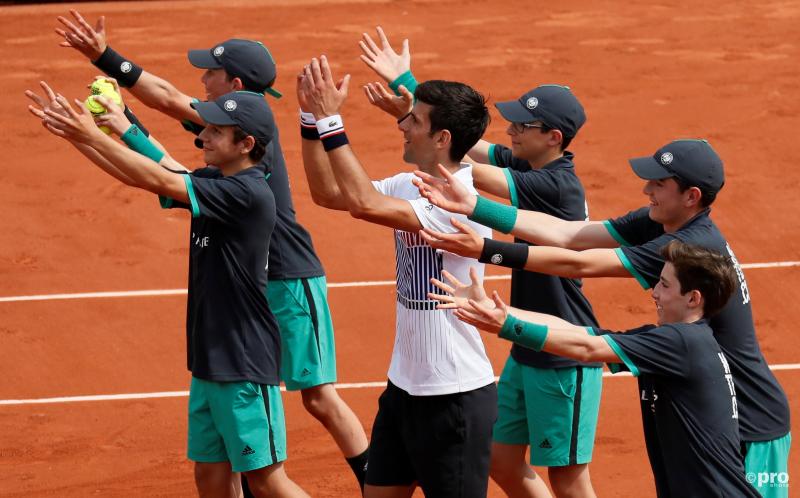 Novak Djokovic en de ballenjongens van Roland Garros zijn ergens mee bezig, maar met wat? (Pro Shots / Action Images)