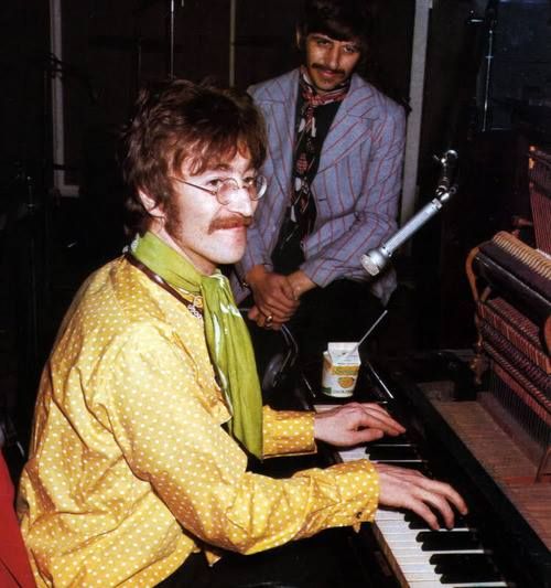 John en Ringo tijdens de opnames van Sgt. Pepper's Lonely Hearts Club Band