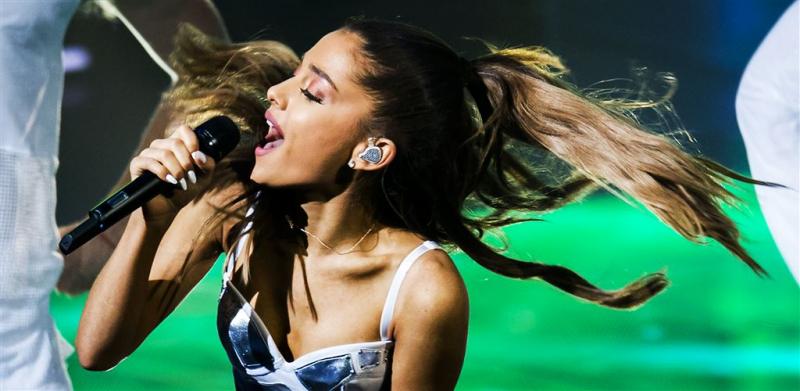 Ariana Grande zingt voor Manchester