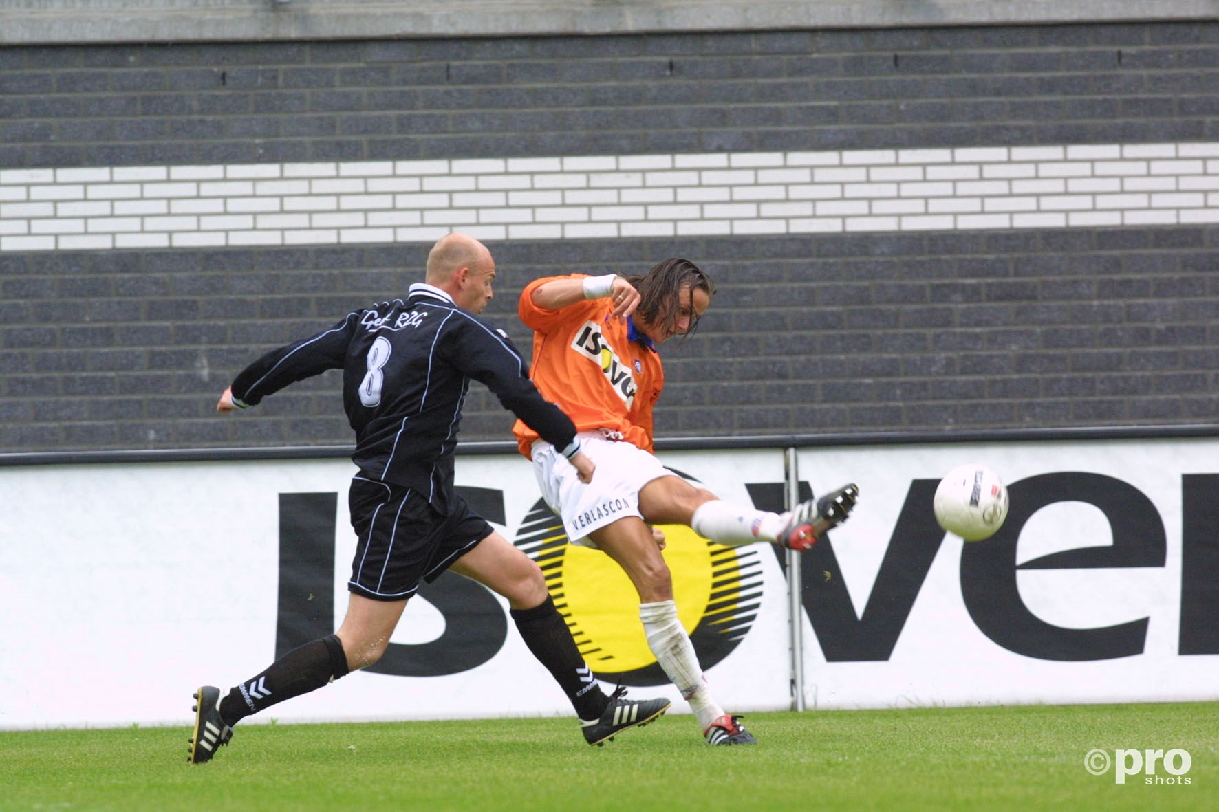 Marcel Keizer als speler in actie voor FC Emmen tegen RBC Roosendaal in 2002 (Pro Shots/Toin Damen)