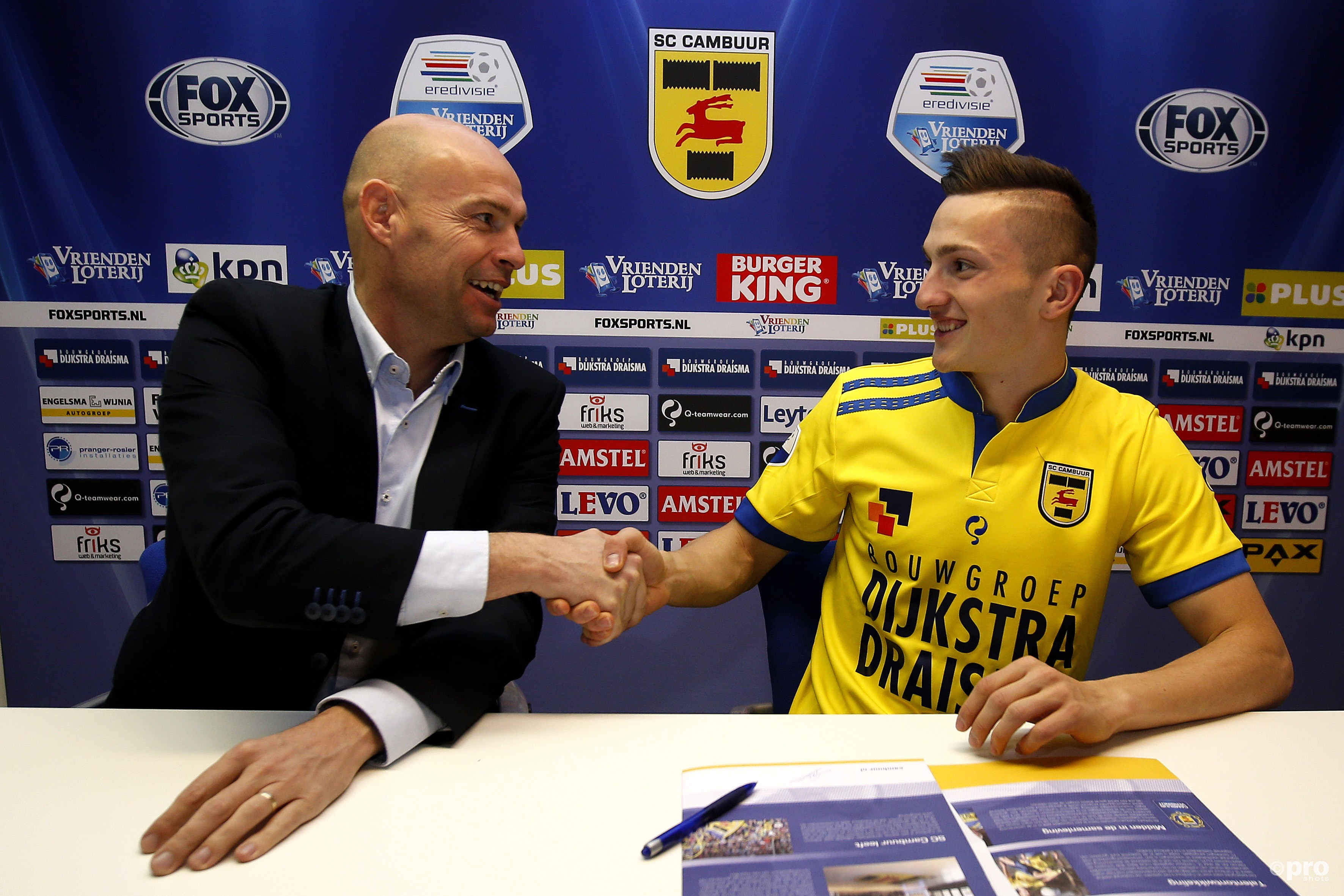 Keizer als technisch directeur van SC Cambuur, met speler Sinan Bytyqi (Pro Shots/Henk Jan Dijks)