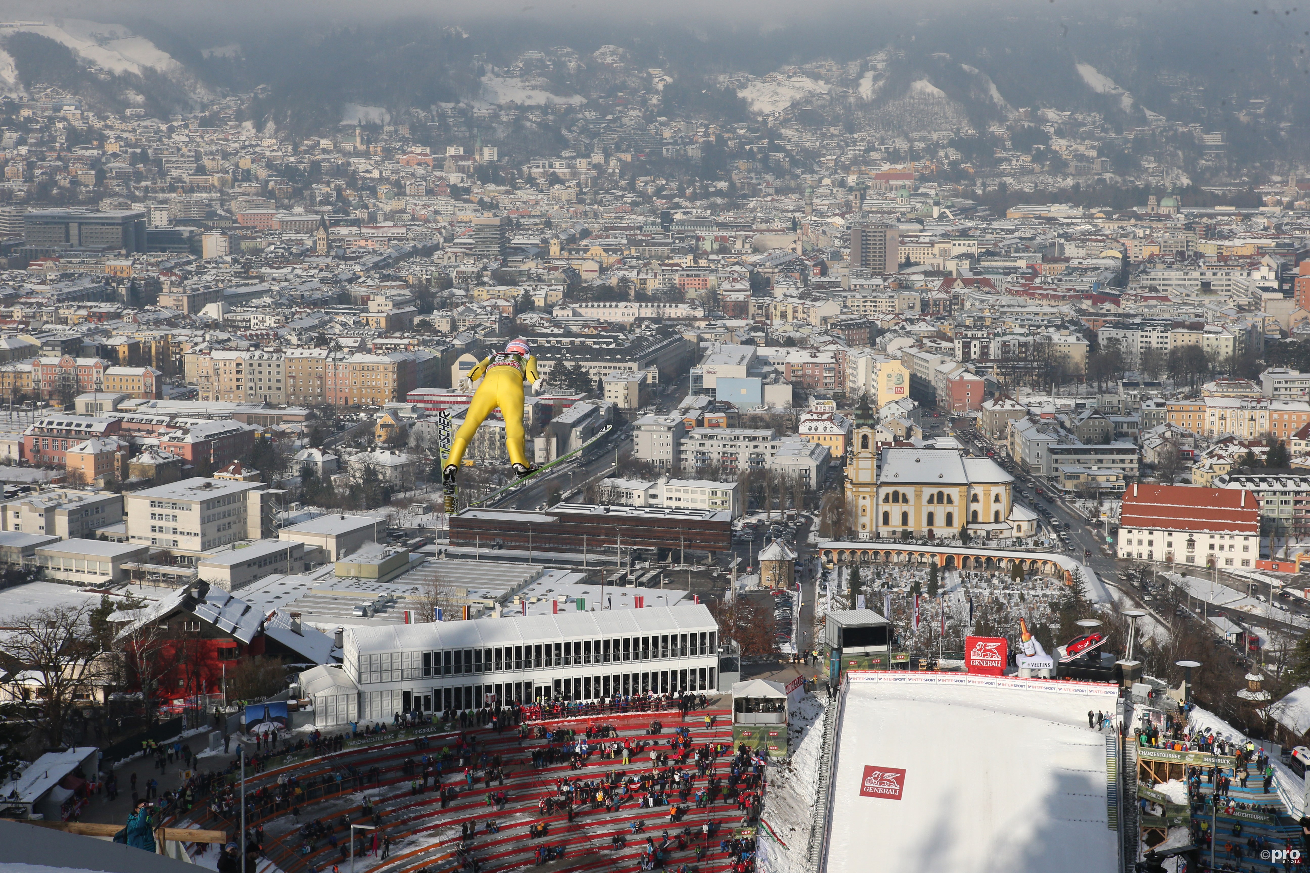 Het schansspringen op de Bergisel in Innsbruck biedt tijdens de Vierschansentoernee elk jaar weer prachtige beelden en een waar volksfeest (Pro Shots/Gepa)