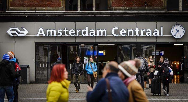 Incident met auto op stationsplein Amsterdam