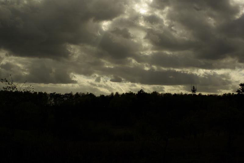 Dreigende wolken boven NMM in Soest (Foto: Disbatch)