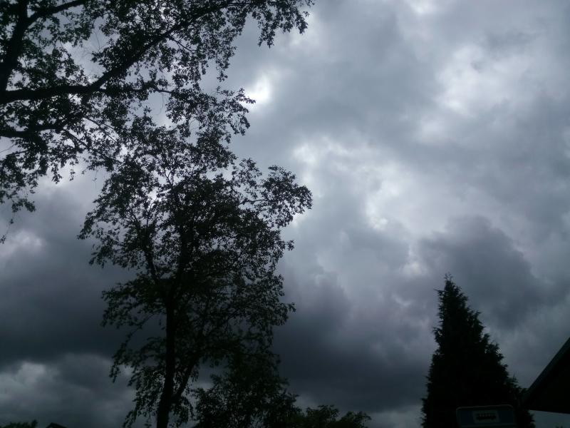 Een dreigende lucht in Schaarsbergen.  (Foto: Bazbo)