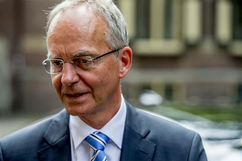 Defensie onderzoekt klacht over minister Kamp