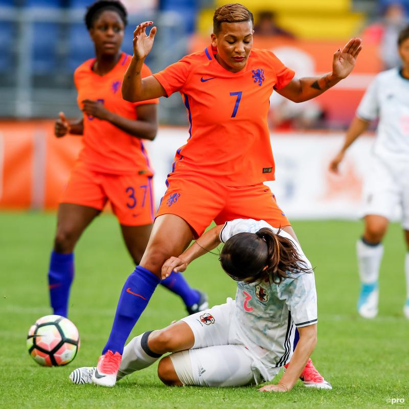 Nederlands elftal-speelster Shanice van de Sanden komt op een hele vreemde manier in aanvaring met een Japanse speelster, wat is hier gaande? (Pro Shots / Remko Kool)