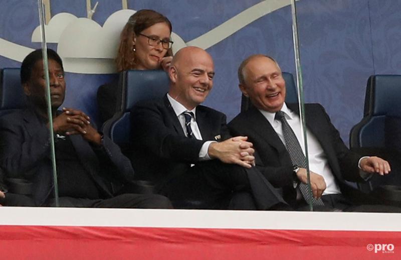 Vladimir Putin en FIFA-voorzitter Gianni Infantino hebben plezier op de tribune bij de wedstrijd tussen Rusland en Nieuw-Zeeland. Waar hebben beide heren het over? (Pro Shots / Action Images )