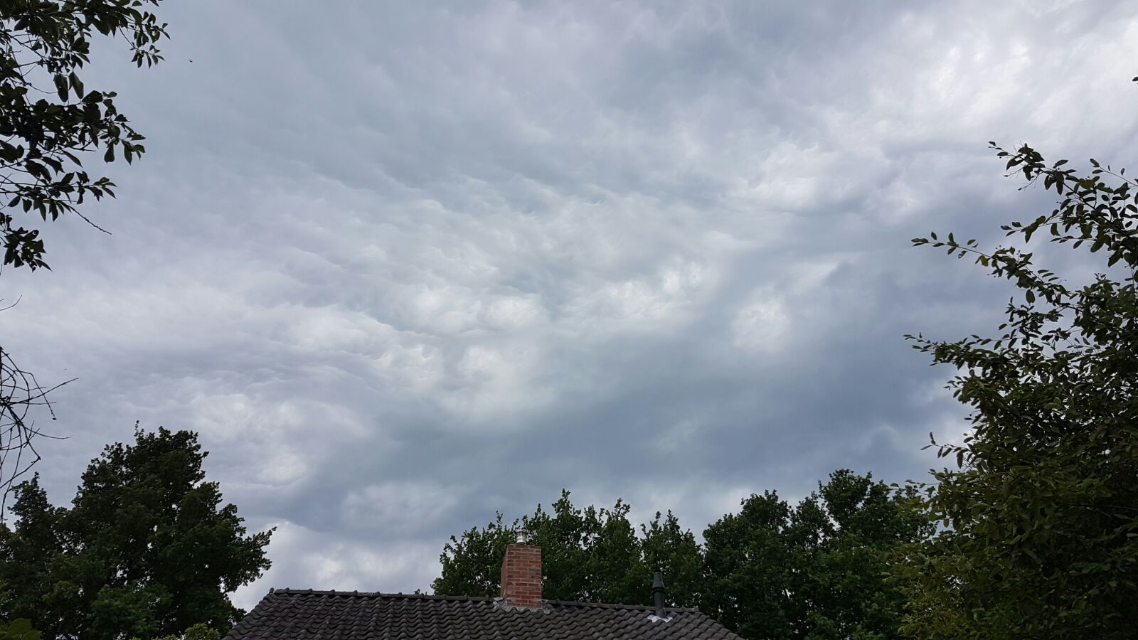 Wolken boven Rolde (foto: Bondage)