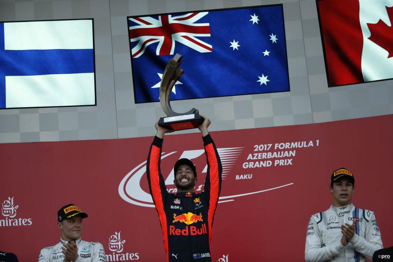 Ricciardo viert zijn overwinning uitbundig (Pro Shots / Action Images)