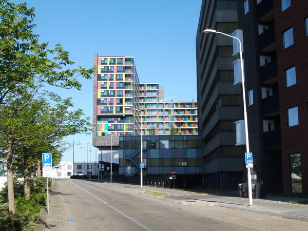 Gisteren wandelingetje van 25 kilometer gemaakt. HIerbij kwam ik in Nijmegen dit kleurige gebouw tegen (Foto: qltel)