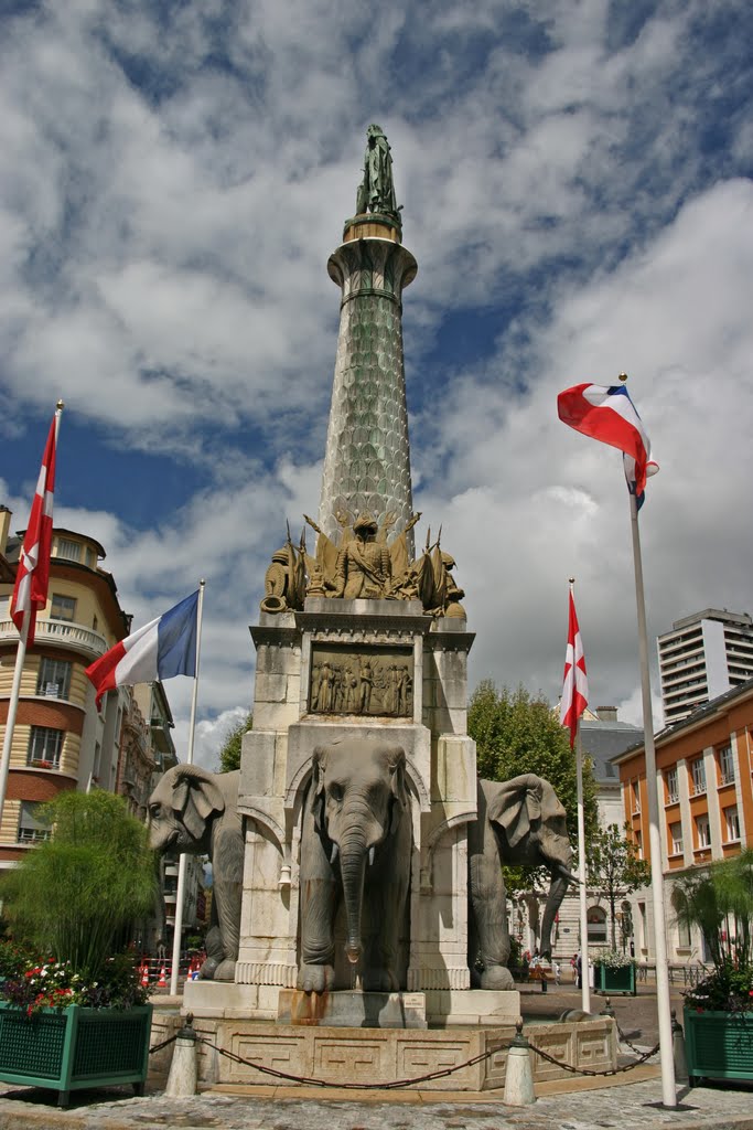 Een momument met olifanten in Chambéry, omdat het kan (Foto: Panoramio)