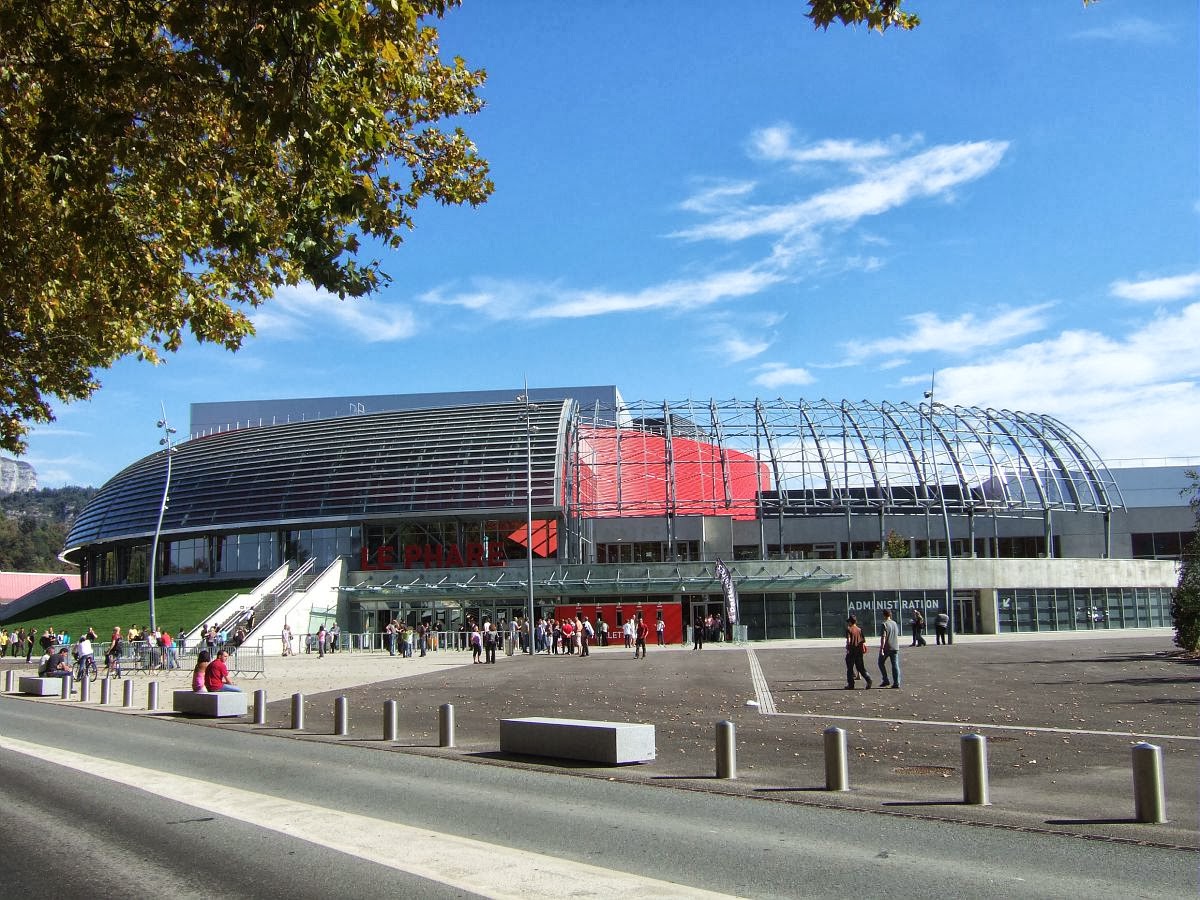 De lokale theatherhal, tevens het sportcentrum (Foto: Panoramio)