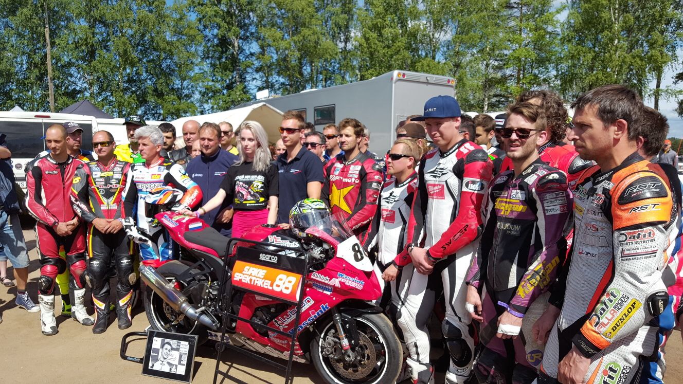 Eerbetoon Jochem van den Hoek bij het IRRC Imatranajo (in het midden v.l.n.r.: Teambaas Tonny Wassink, vriendin van Van den Hoek, teamgenoot Joey den Besten)