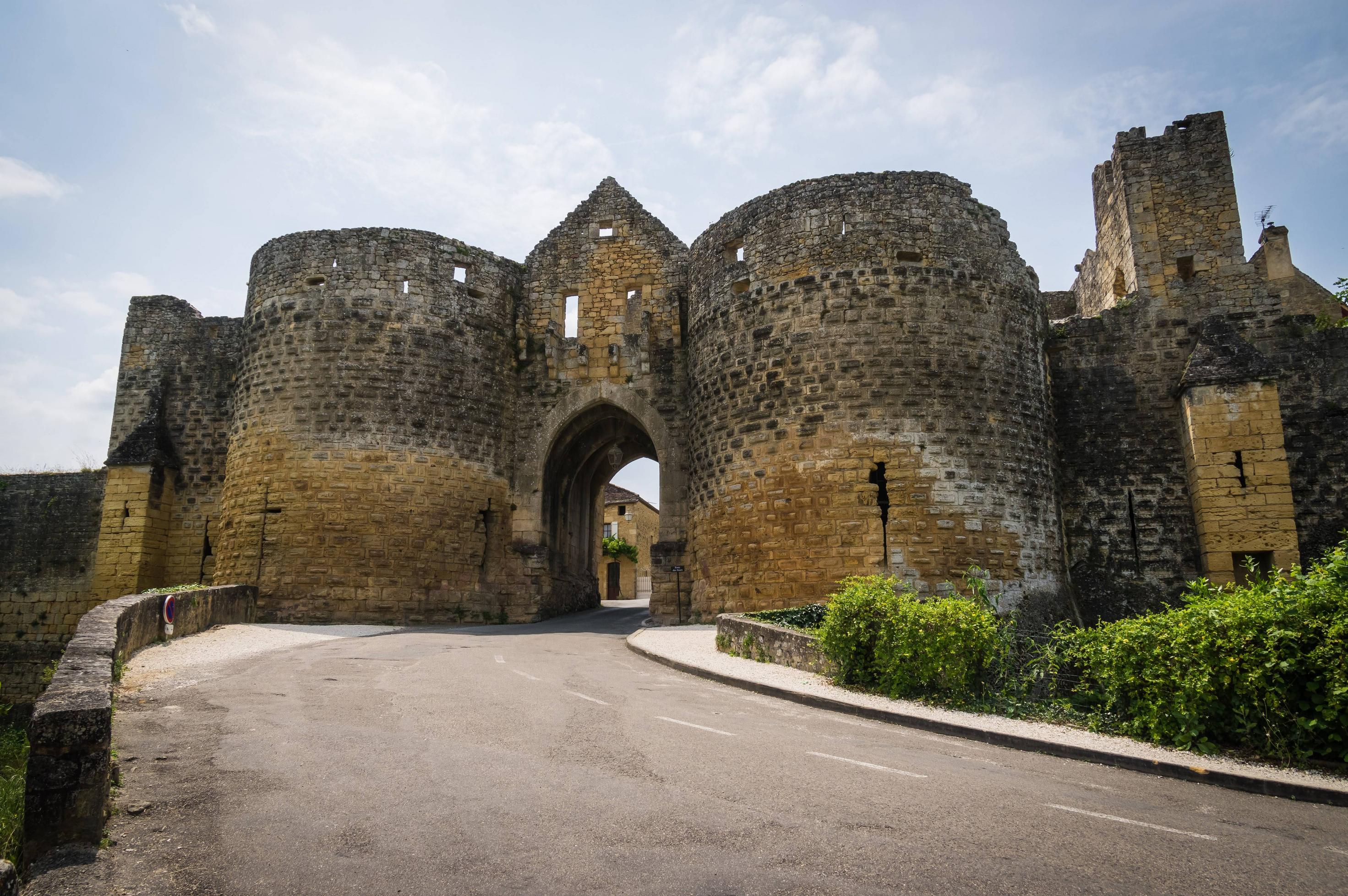 De poort van Domme, waar de renners doorheen fietsen (Foto: Panoramio)