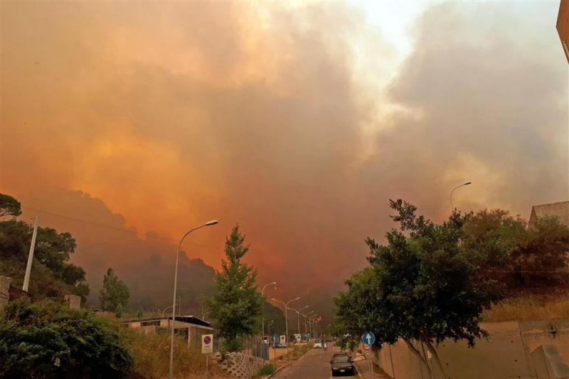 Veel toeristen vluchten voor bosbrand Sicilië