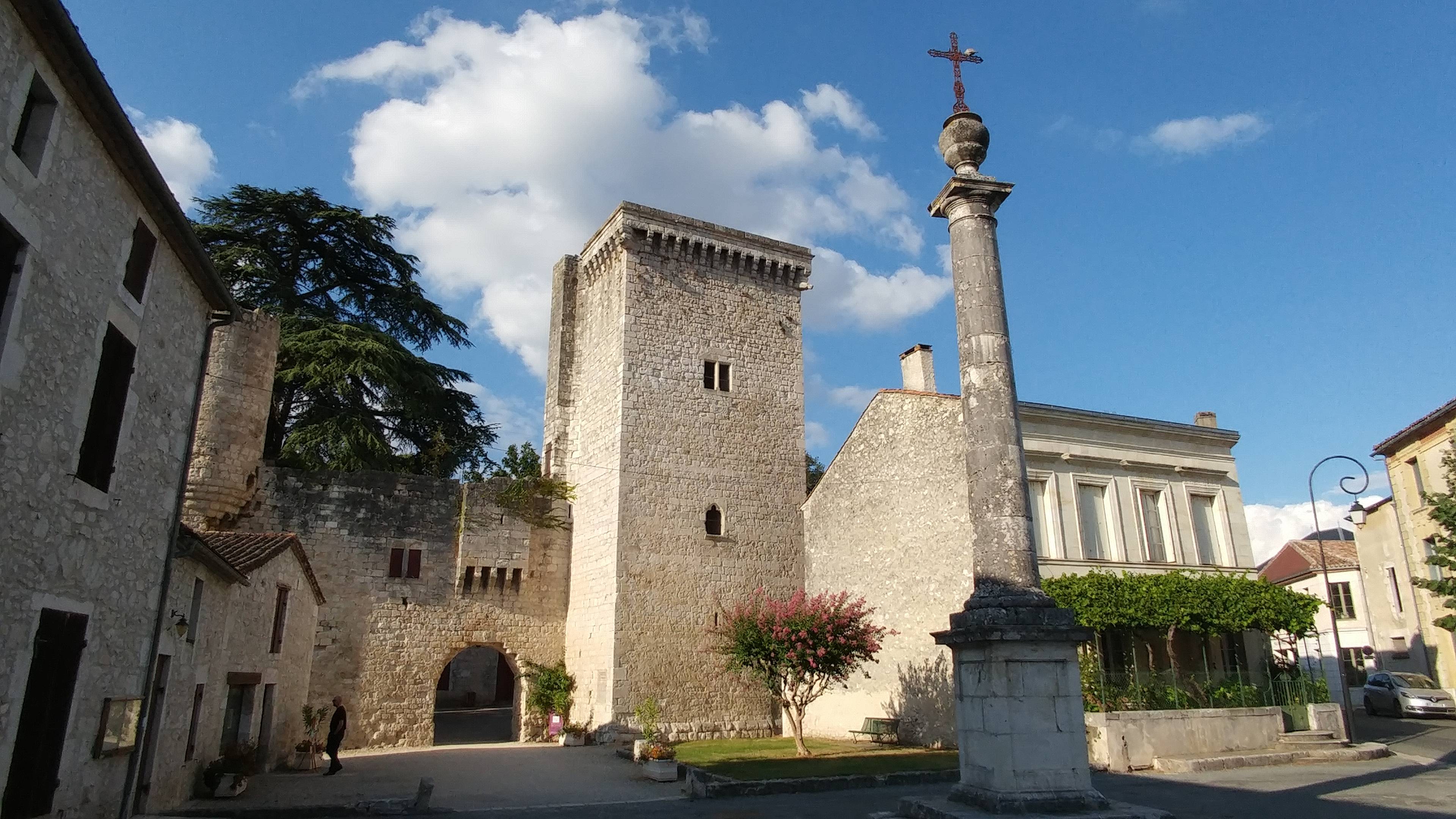 Een deel van de bastide in Eymet (Foto: Panoramio) Een deel van de bastide in Eymet (Foto: Panoramio)