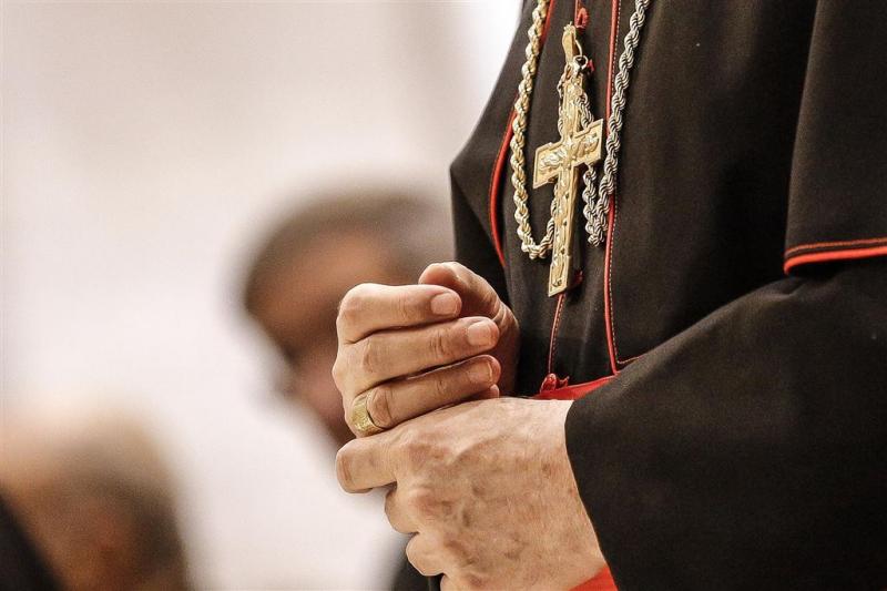 Vaticaan verdenkt beambten van verduistering