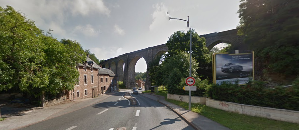 De renners rijden nog onder een fraai viaduct door (Foto: Panoramio)