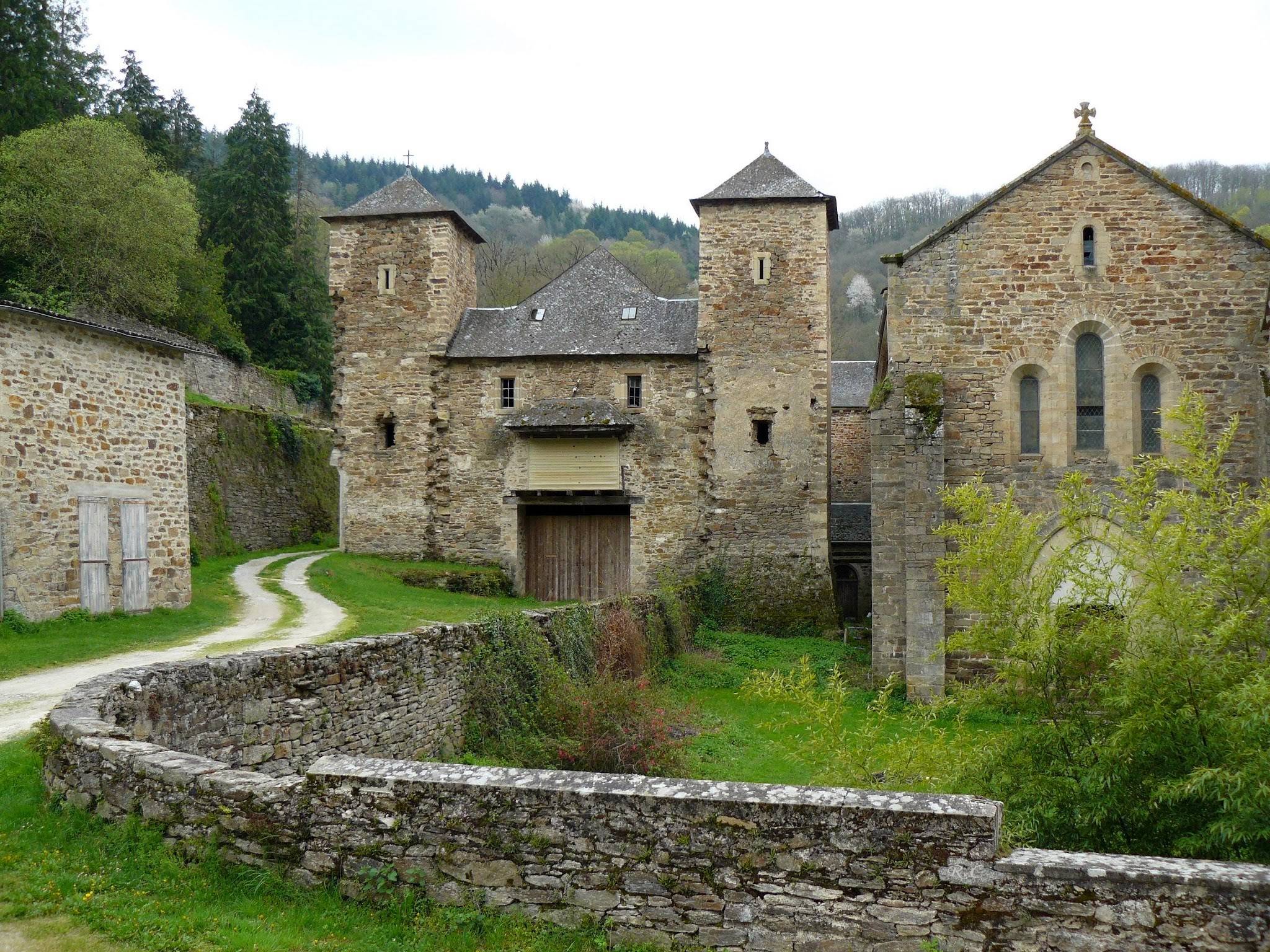 We rijden langs een mooie abdij (Foto: Panoramio)