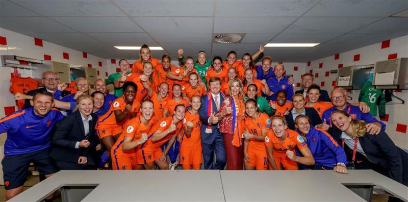 Koningspaar feliciteert Oranjevrouwen