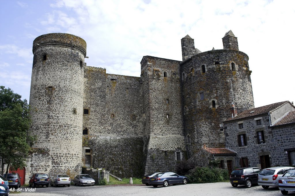 Saint-Vidal kent een prima kasteel (Foto: Panoramio)