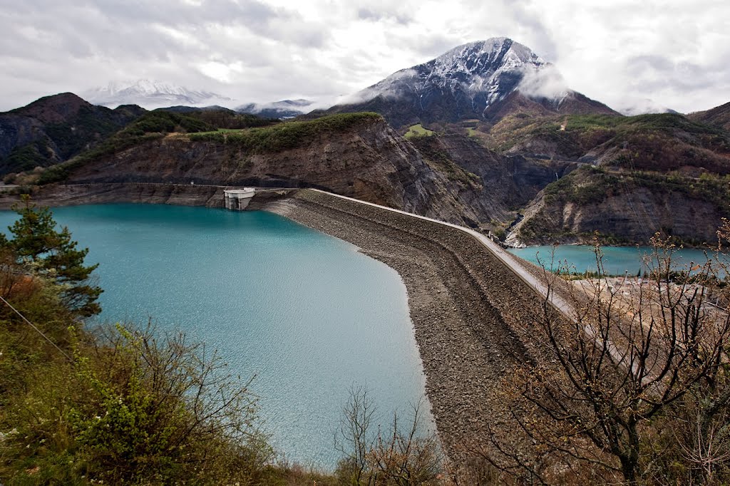 We krijgen een mooi blik op de stuwdam (Foto: Panoramio)