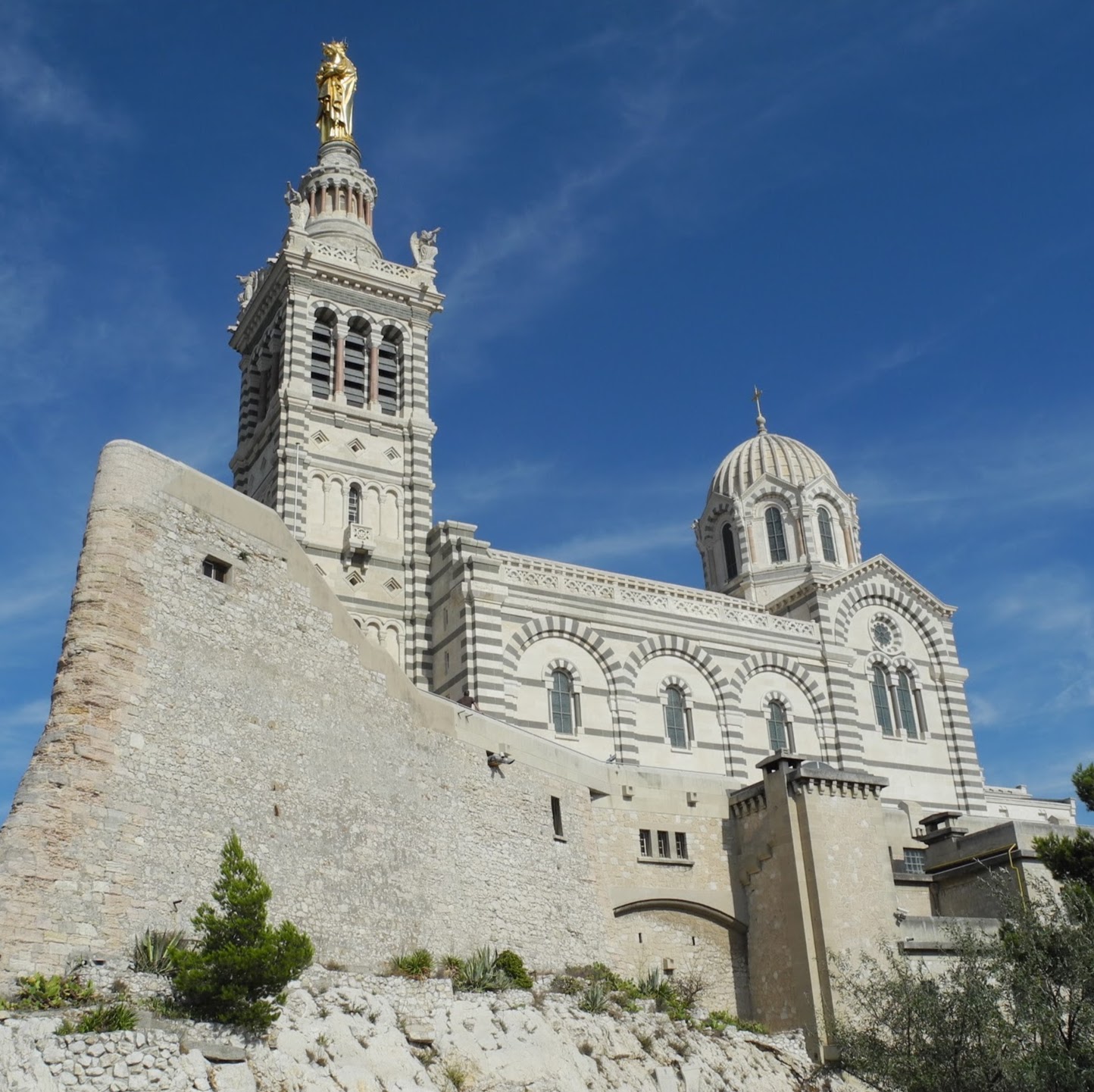 De basiliek Notre-Dame de la Garde, bovenop de pittige klim (Foto: Panoramio)