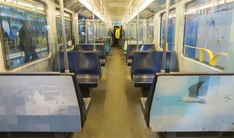 Man doodgestoken in metro Amsterdam