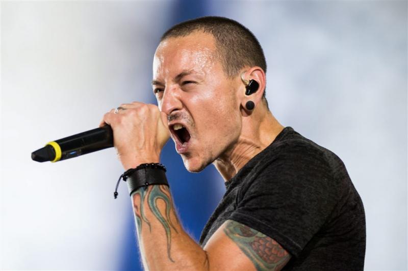 'Chester Bennington in privékring begraven'