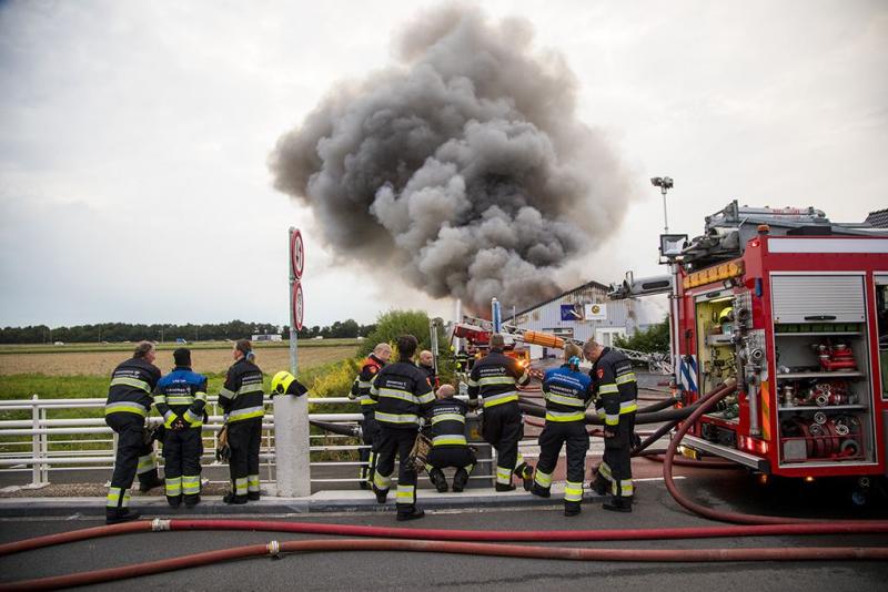 Grote brand vlakbij Schiphol onder controle 