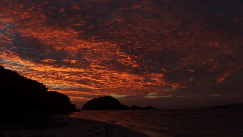 Zonsopgang op een eiland voor de kust bij Riung (Foto: blind)