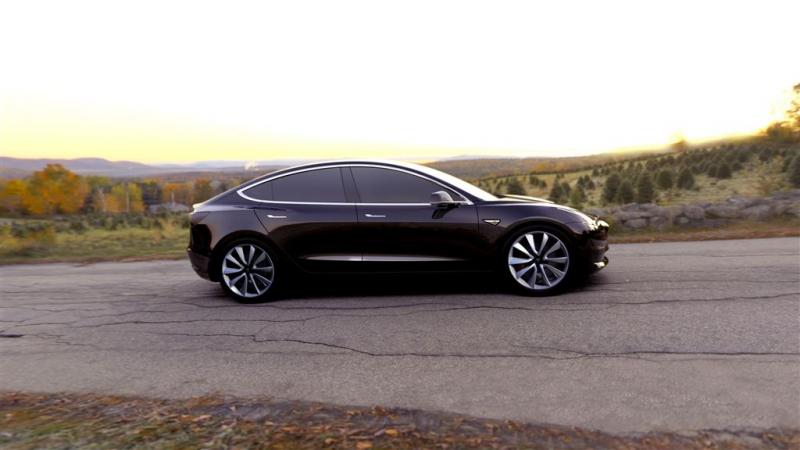 Tesla: Model 3 is een hit