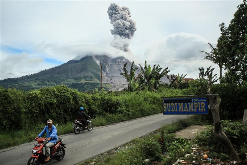Vulkaan op Sumatra spuugt kilometers hoge as