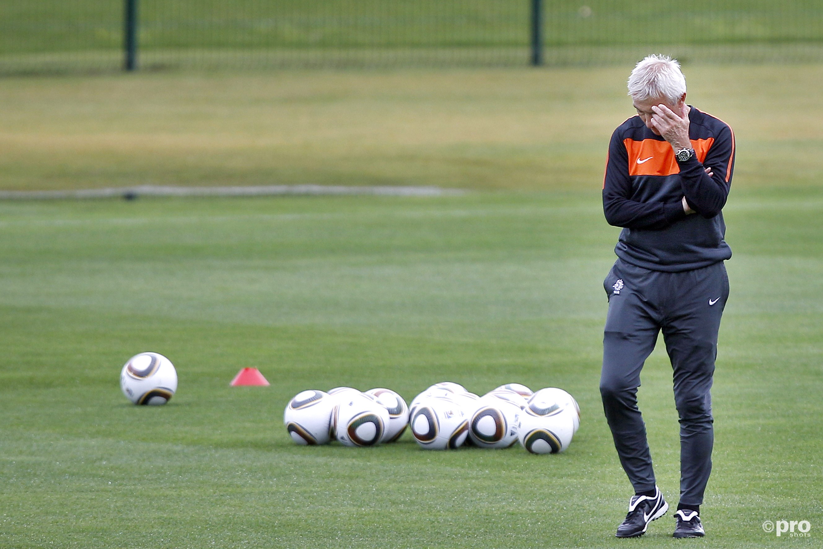 Ook Bert van Marwijk is al ernstig hard aan het nadenken over zijn opstelling voor de manager (Pro Shots/Stanley Gontha)