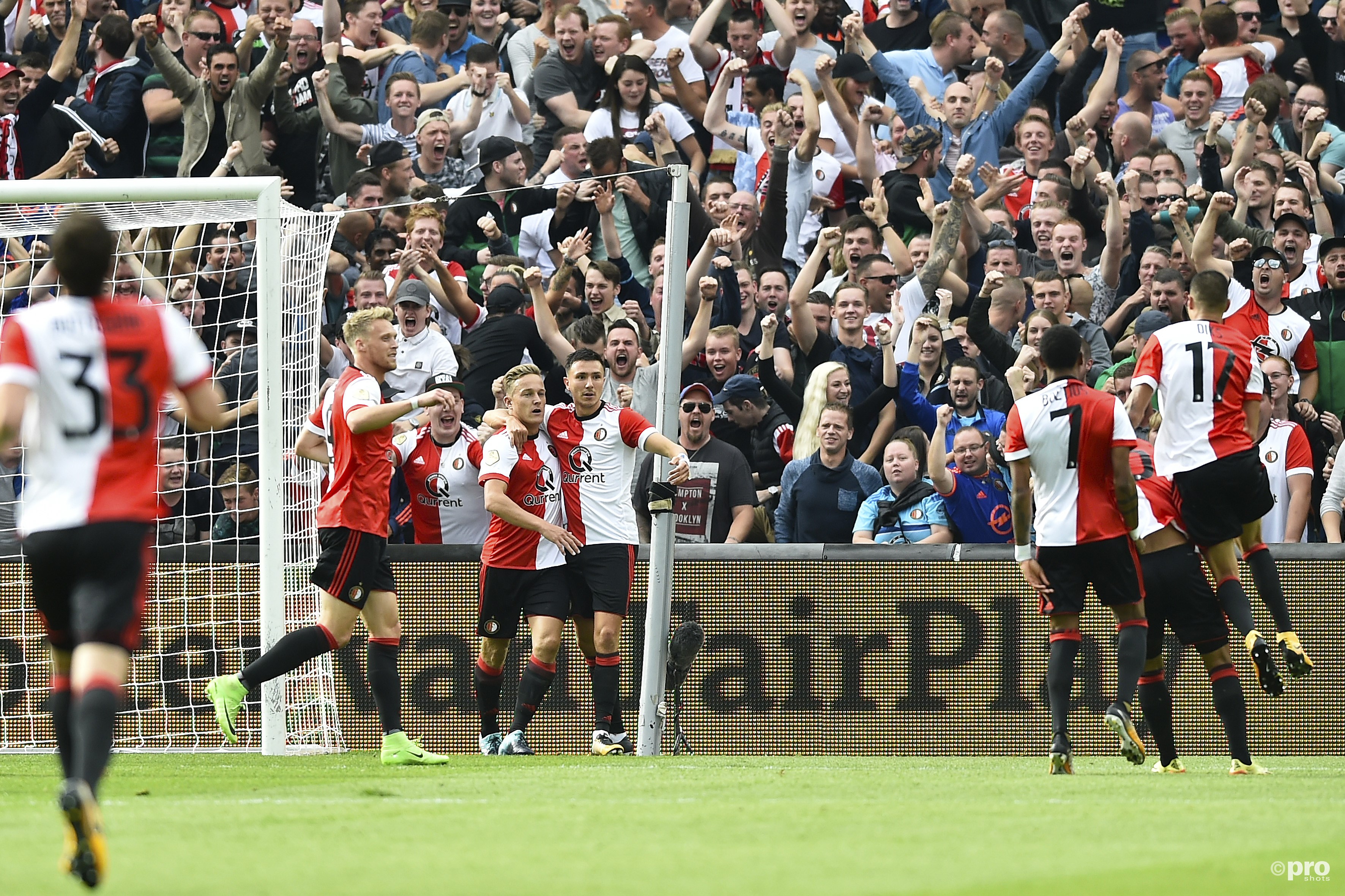 Feyenoord viert feest na de 1-0 van Toornstra (Pro Shots/Paul Meima)