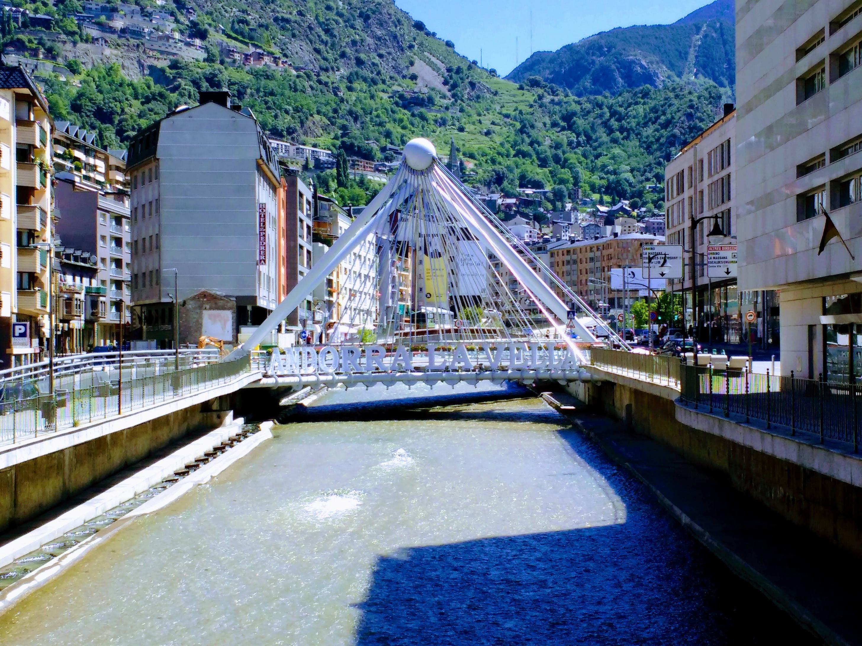 De brug in Andorra la Vella valt wel op (Foto: Panoramio)