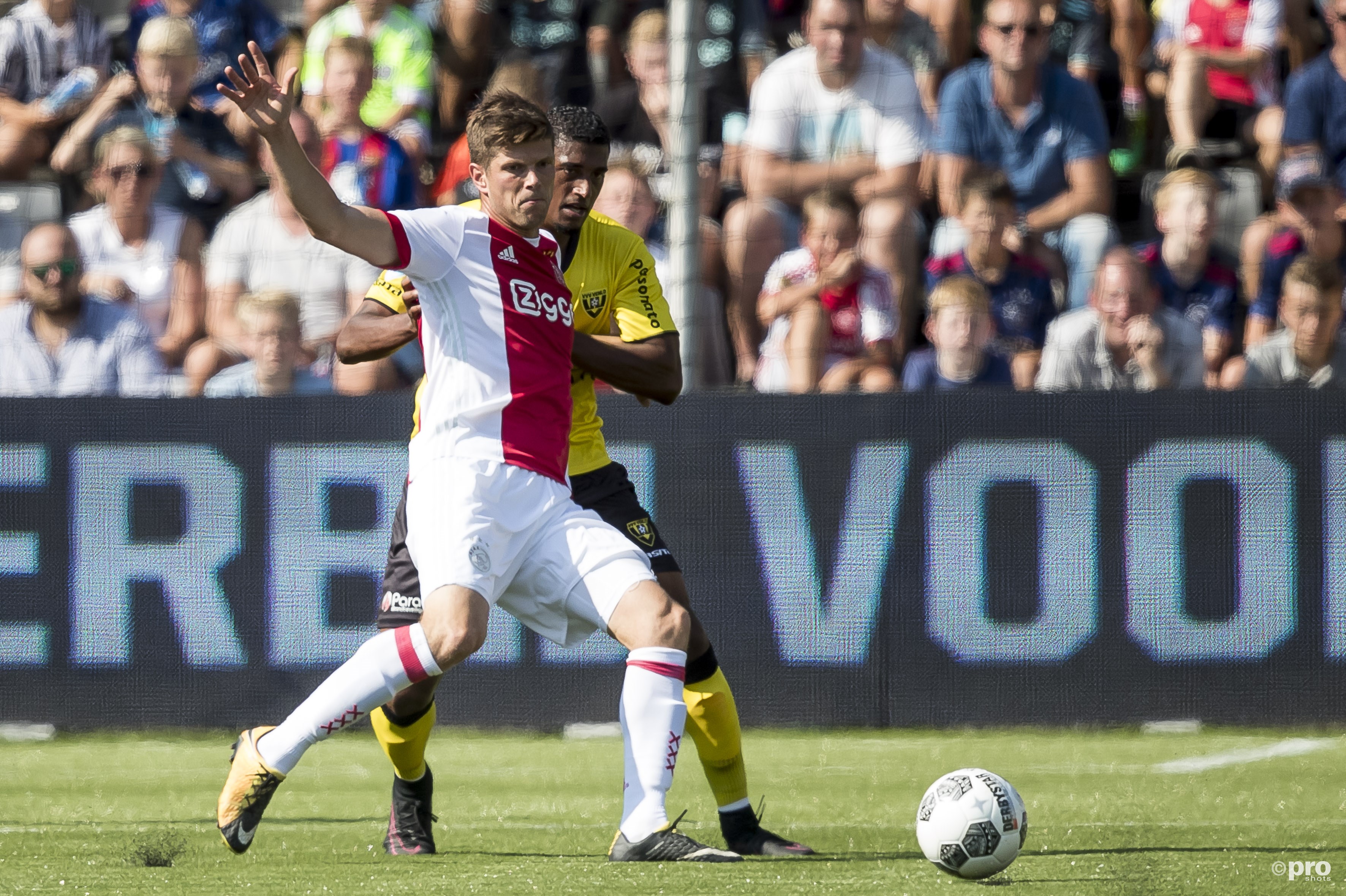 Klaas Jan Huntelaar in duel met , VVV-speler Jerold Promes. (PRO SHOTS/Joep Leenen)