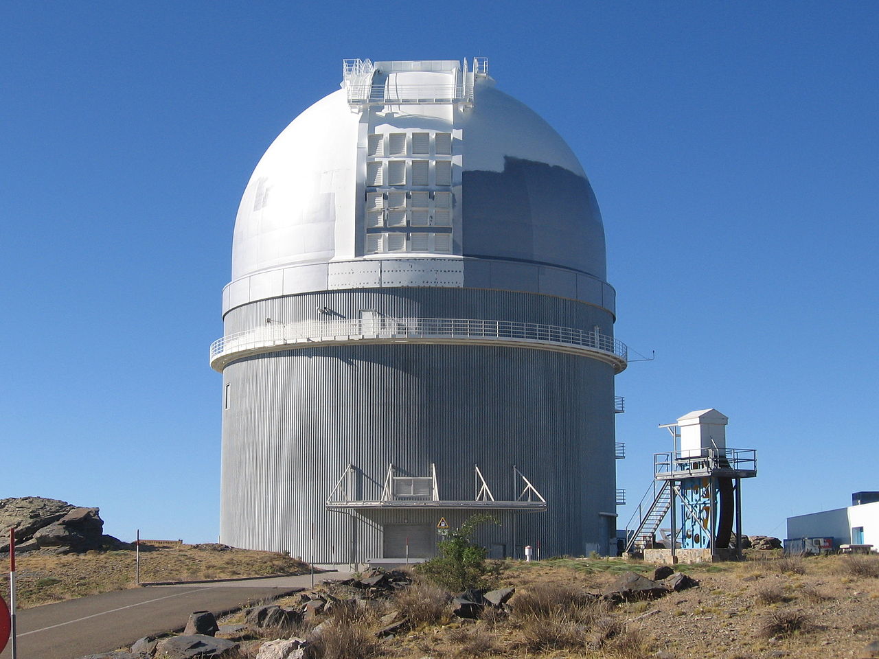 Een van de grote telescopen bovenop Cala Alto (Foto: WikiCommons)