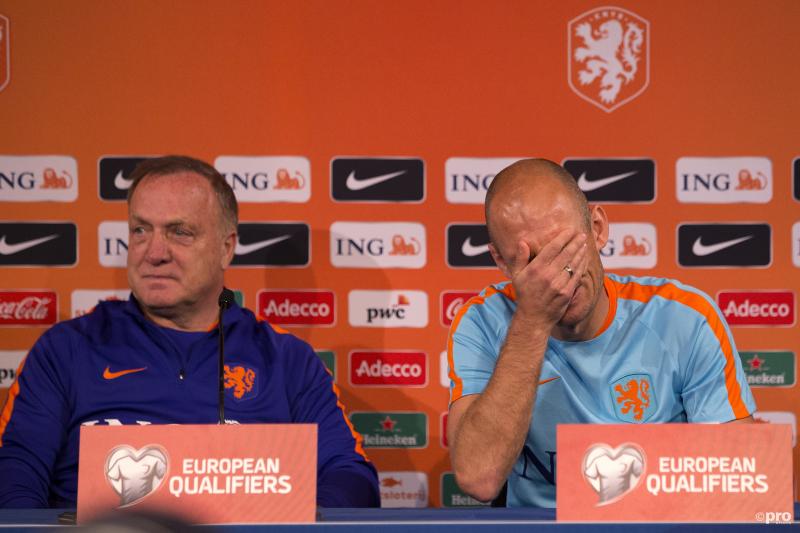 Wat is er gebeurd tijdens de persconferentie van het Nederlands elftal dat Arjen Robben er zo bijzit? (Pro Shots / Stanley Gontha)