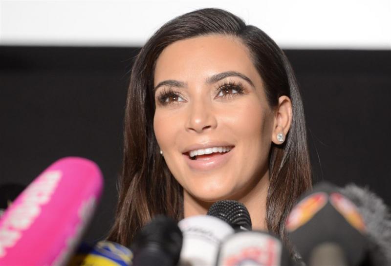 Kim Kardashian poseert naakt in boom