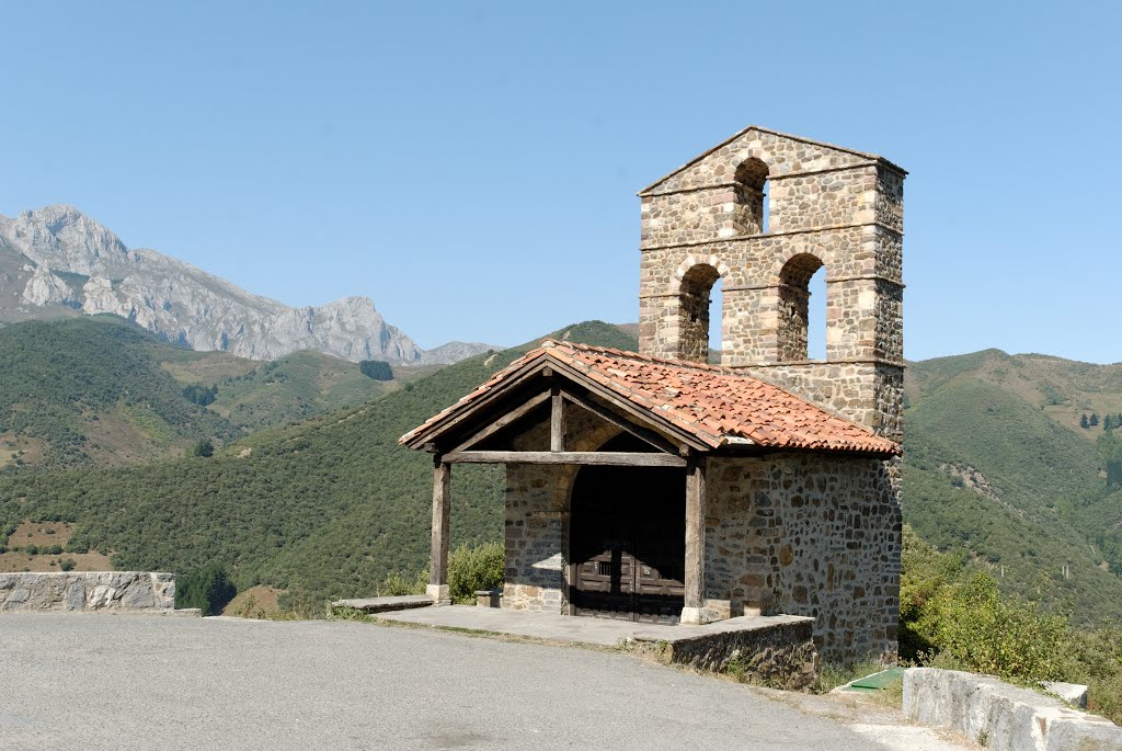 Hartstikke mooi, zo'n klein kerkdingetje bovenop een heuvel (Foto: Panoramio)