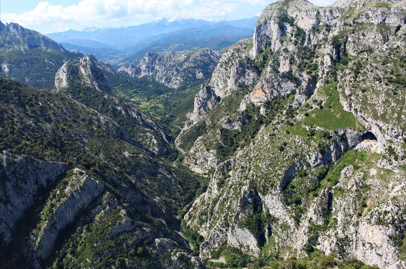 De prachtige kloof, uitgesleten door de Deva (Foto: Panoramio)